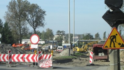 Łódź: Drogowcy zajęli jedyną kładkę dla mieszkańców osiedla przy ul. Trybunalskiej