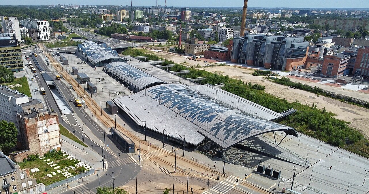 Łódź Fabryczna. Dworzec z lotu ptaka - widok od strony zachodniej (w głębi EC1). /Kapitel/CC BY-SA 4.0 (https://creativecommons.org/licenses/by-sa/4.0/deed.en) /Wikimedia