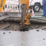 Łódź: Gigantyczna dziura w jezdni, wpadło w nią auto - zobacz zdjęcia