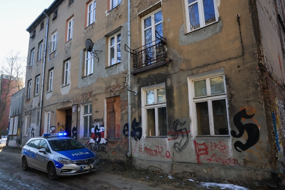 Łódź. Kamienica przy ul. Malinowej, gdzie znaleziono dwoje zmarłych /Zubrzycki Marian /PAP