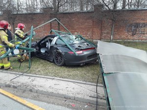 Łódź: Kierowca porsche staranował przystanek. Jego słowa hitem sieci