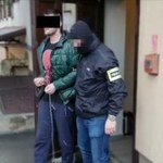 Łódź: Nożem sterroryzowali pracownika stacji