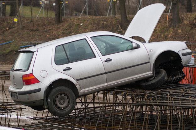 Łódź. Pijany kierowca (2.2 promila we krwi)  wpadł autem na teren budowy. Fot. Mikołaj Zacharow /Reporter