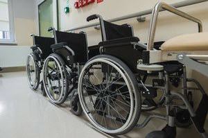 Łódź: Podopieczni DPS na wózkach inwalidzkich obrabowali innego mieszkańca