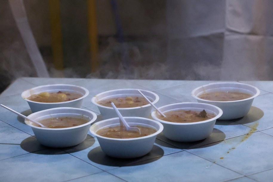 Łódź: Ponad 21 tysięcy porcji zupy wydanych bezdomnym w autobusie tej zimy /Marian Zubrzycki /PAP