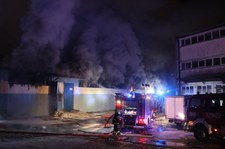 Łódź: Pożar hurtowni zabawek. Ogień gasi ponad 50 strażaków 