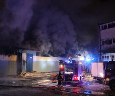 Łódź: Pożar hurtowni zabawek. Ogień gasi ponad 50 strażaków 