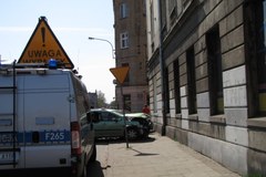 Łódź: Samochód uderzył w ścianę budynku