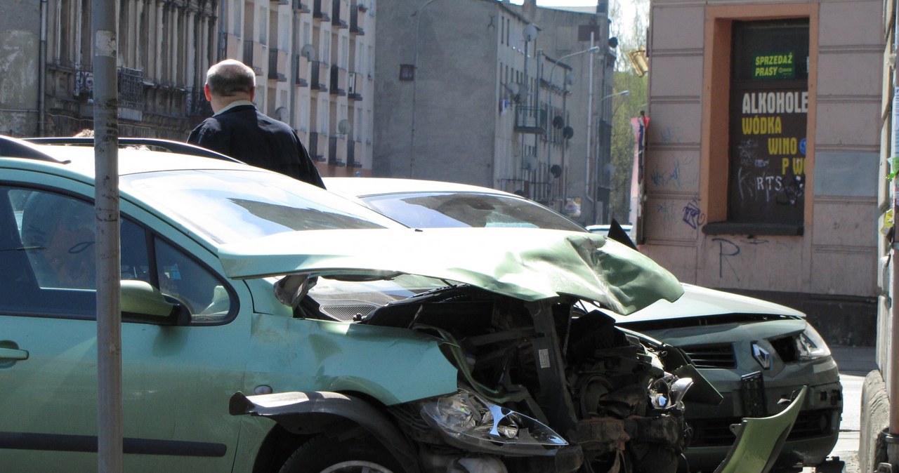 Łódź: Samochód uderzył w ścianę budynku