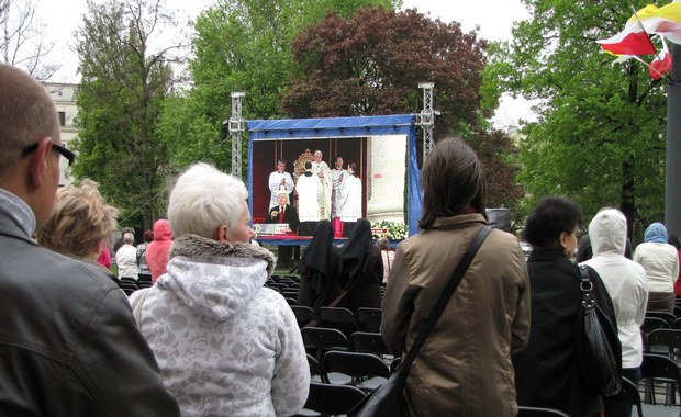 Łódź: Setki wiernych oglądały transmisję beatyfikacji na telebimach