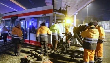 Łódź: Tramwaj wypadł z szyn i uderzył w estakadę