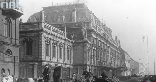 Łódź. Urząd Wojewódzki mieszczący się w pałacu Poznańskiego. Na zdjęciu widoczna flaga ze swastyką /Z archiwum Narodowego Archiwum Cyfrowego