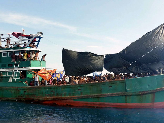 Łódź z imigrantami dryfująca na Morzu Andamańskim /STR /PAP/EPA