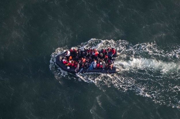 Łódź z migrantami na kanale La Manche na zdjęciu archiwalny z września 2023 roku /SAMEER AL-DOUMY /East News/AFP