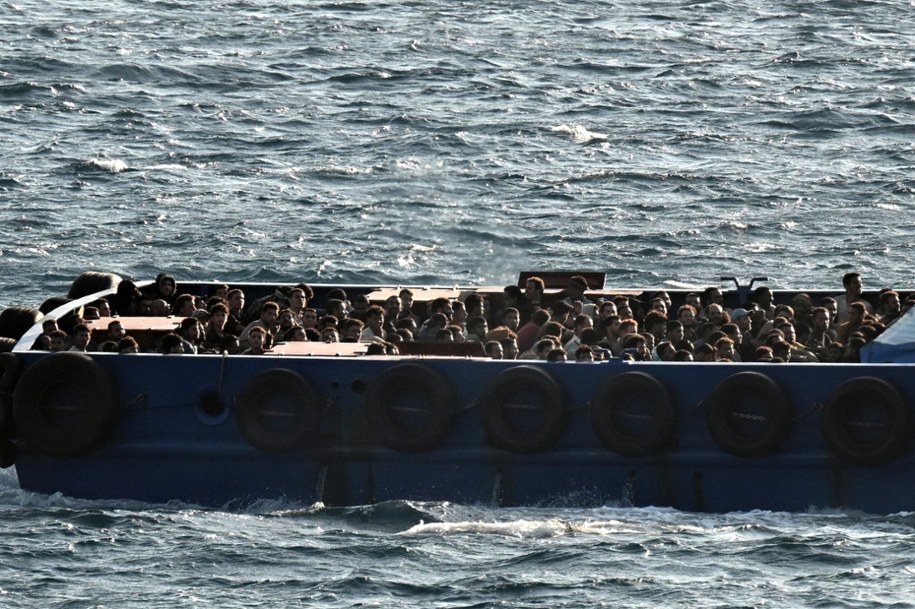 Łódź z migrantami zmierzająca do portu w Lavrio /YANNIS KOLESIDIS /PAP