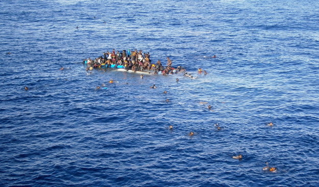 Łódź z uchodźcami na Morzu Śródziemnym /PAP/EPA/Opielok Offshore Carriers /PAP/EPA