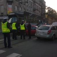 Łódź: Zderzenia dwóch samochodów z tramwajem