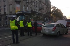 Łódź: Zderzenie dwóch samochodów z tramwajem