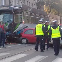 Łódź: Zderzenia dwóch samochodów z tramwajem