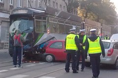 Łódź: Zderzenie dwóch samochodów z tramwajem
