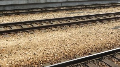 Łódź: Zderzenie pociągu z osobówką. Zginął kierowca auta