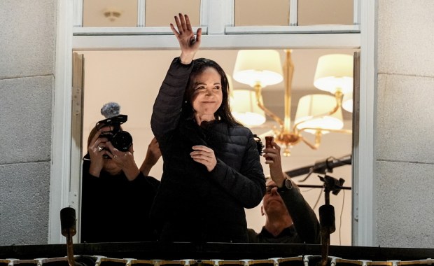 Łodzią rybacką, w przebraniu i peruce. Tak noblistka uciekła z kraju