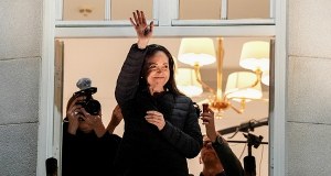 Łodzią rybacką, w przebraniu i peruce. Tak noblistka uciekła z kraju