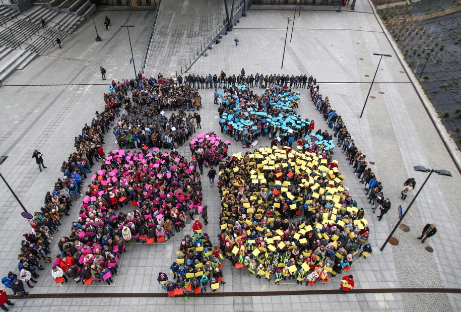 Łodzianie ułożyli logo EXPO przed dworcem Łódź Fabryczna /Grzegorz Michałowski /PAP