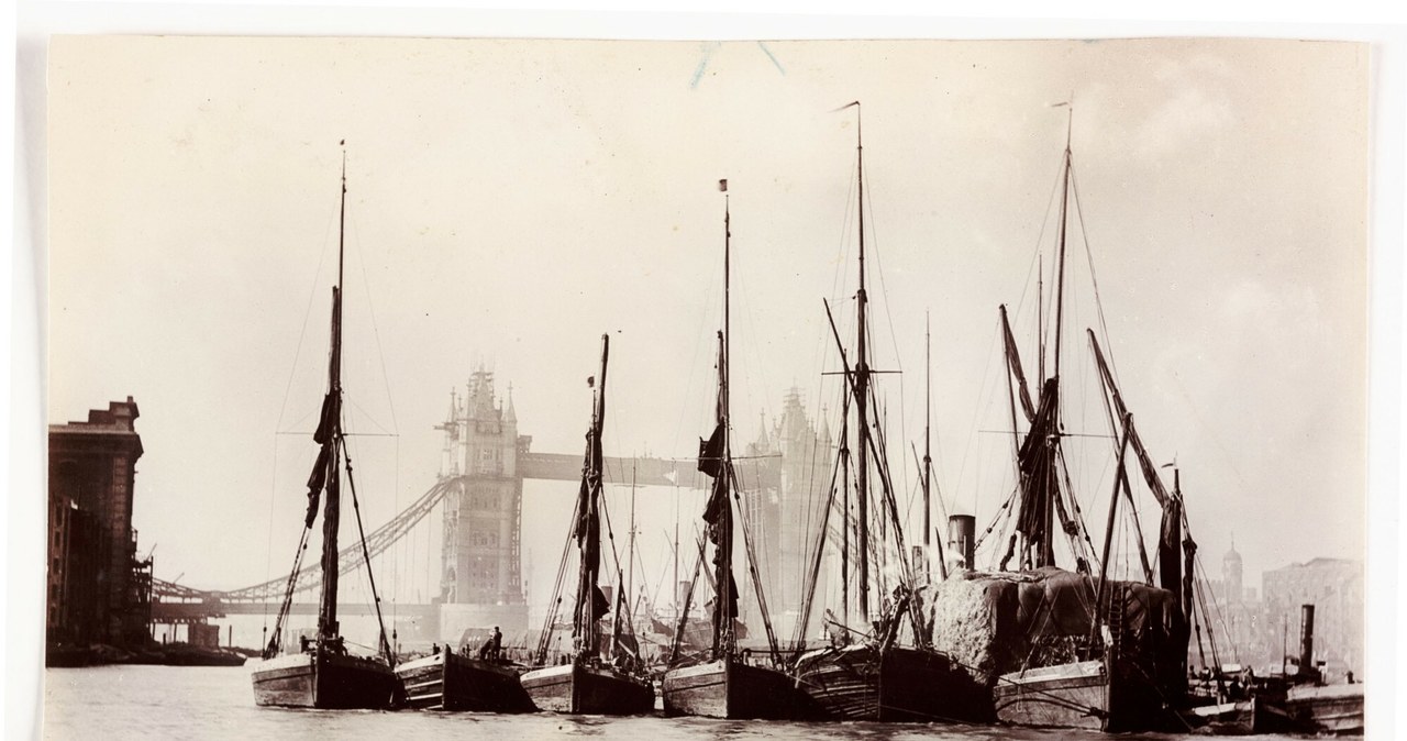 Łodzie na Tamizie, zdjęcie wykonane między 1881 a 1894 roku. Tower Bridge był wówczas w budowie /Victoria and Albert Museum/NMPFT/KODAK COLLECTION  /East News