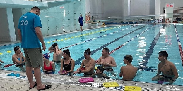 Łódzka fundacja Swim for a Dream zorganizuje zajęcia na basenie, lekcje angielskiego i pomoc psychologiczną dla ukraińskich dzieci w Polsce /materiały prasowe /Materiały prasowe
