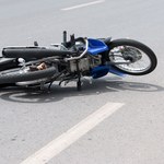 Łódzkie: 17-latka na motocyklu uciekała przed policją. Uderzyła w betonowy płot