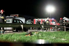 Łódzkie: Dwie osoby zginęły w płonącym samochodzie