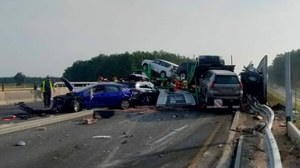 Łódzkie: Śmiertelny wypadek na A1. Auta uderzyły w lawetę