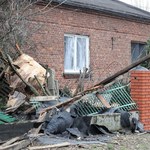 Łódzkie: Trąba powietrzna zerwała dachy szkół i kościoła