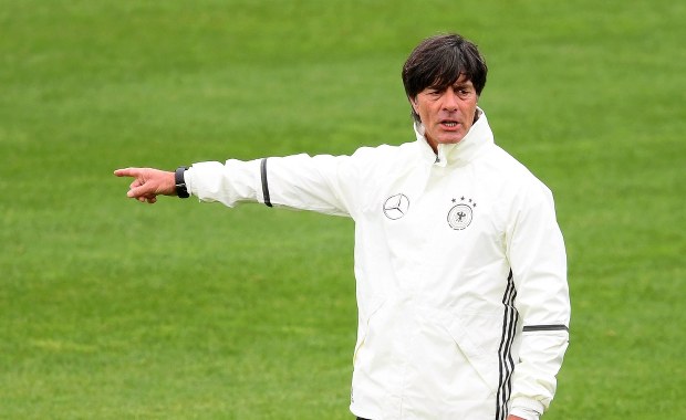 Loew tłumaczy się z kompromitujących zachowań: Takie rzeczy robi się podświadomie