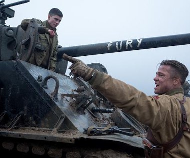 Logan Lerman i Brad Pitt w scenie z filmu "Furia"