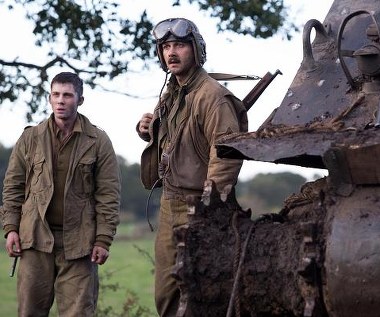 Logan Lerman i Shia LaBeouf w scenie z filmu "Furia"