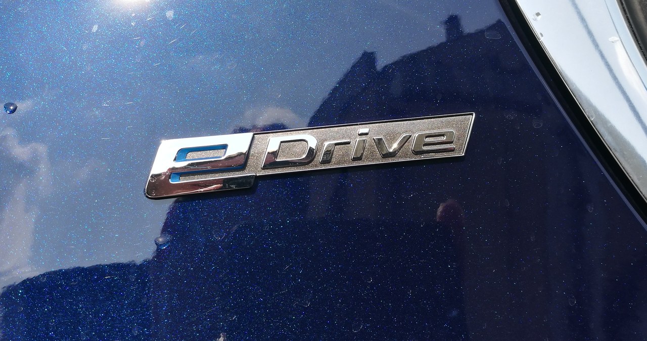Logo eDrive – jeden z niewielu elementów wyróżniających model 330e /INTERIA.PL