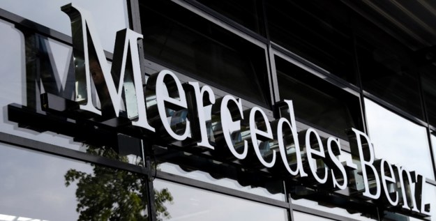 Logo fabryki Mercedes-Benz w Berlinie należącej do koncernu Daimler AG /Felipe Trueba /PAP/EPA