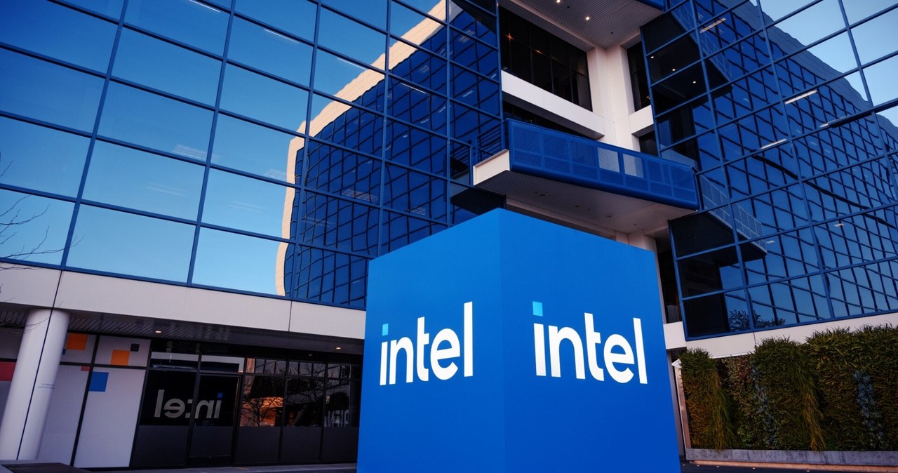 Logo firmy Intel na tle siedziby. /Intel /materiały prasowe
