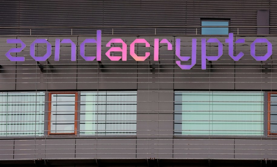 Logo giełdy kryptowalut Zondacrypto na elewacji siedziby Polskiego Komitetu Olimpijskiego /Wojciech Olkusnik /East News