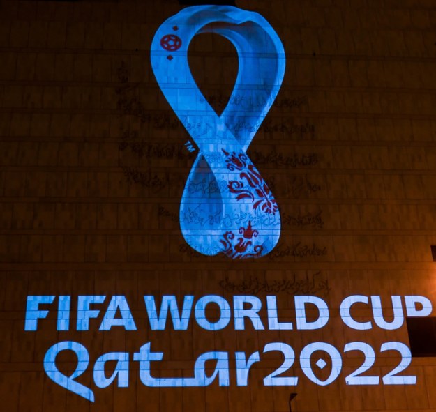 Logo MŚ 2022 wyświetlone na fasadzie budynku w stolicy Kataru, Dosze /Noushad Thekkayil /PAP/EPA