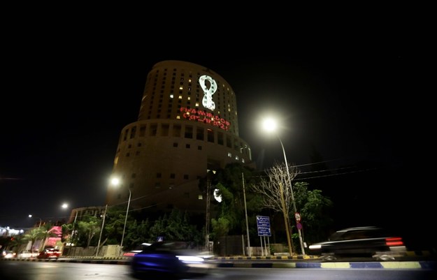 Logo MŚ 2022 wyświetlone na fasadzie hotelu Royal Amman w Ammanie /AMEL PAIN /PAP/EPA