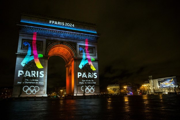 Logo olimpijskiej kandydatury Paryża wyświetlone na Łuku Triumfalnym /ETIENNE LAURENT /PAP/EPA