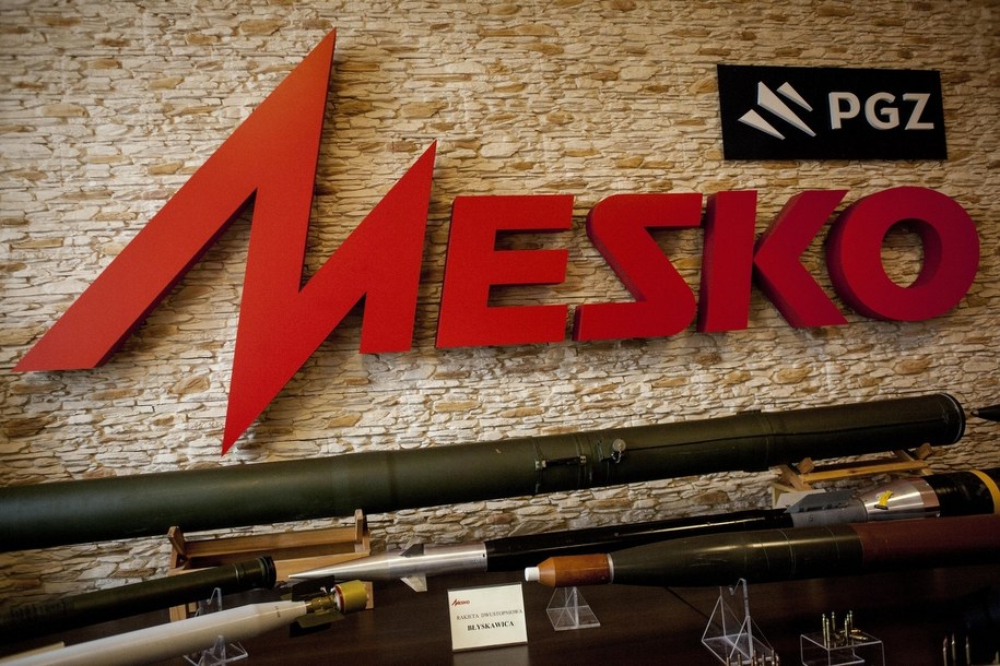 Logo PGZ i Mesko w zakładach Mesko S.A. /Michał Walczak /PAP