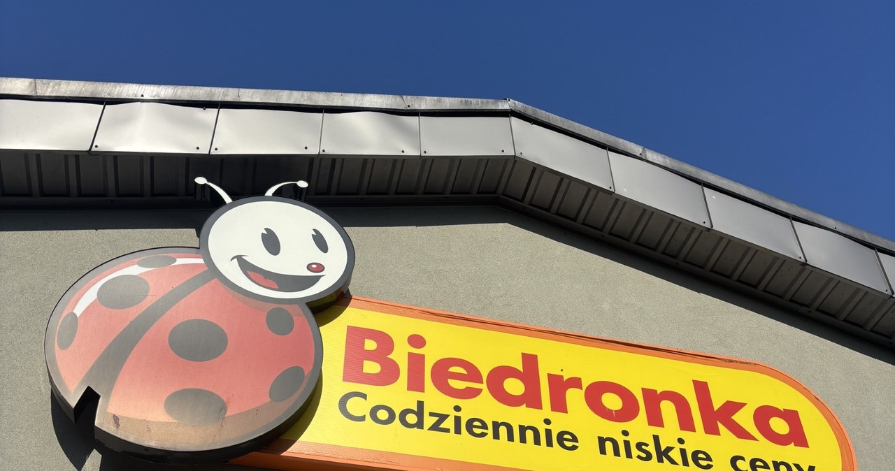 Logo sieci Biedronka na jednym ze sklepów zlokalizowanych na poznańskich Naramowicach. /Przemysław Terlecki /INTERIA.PL