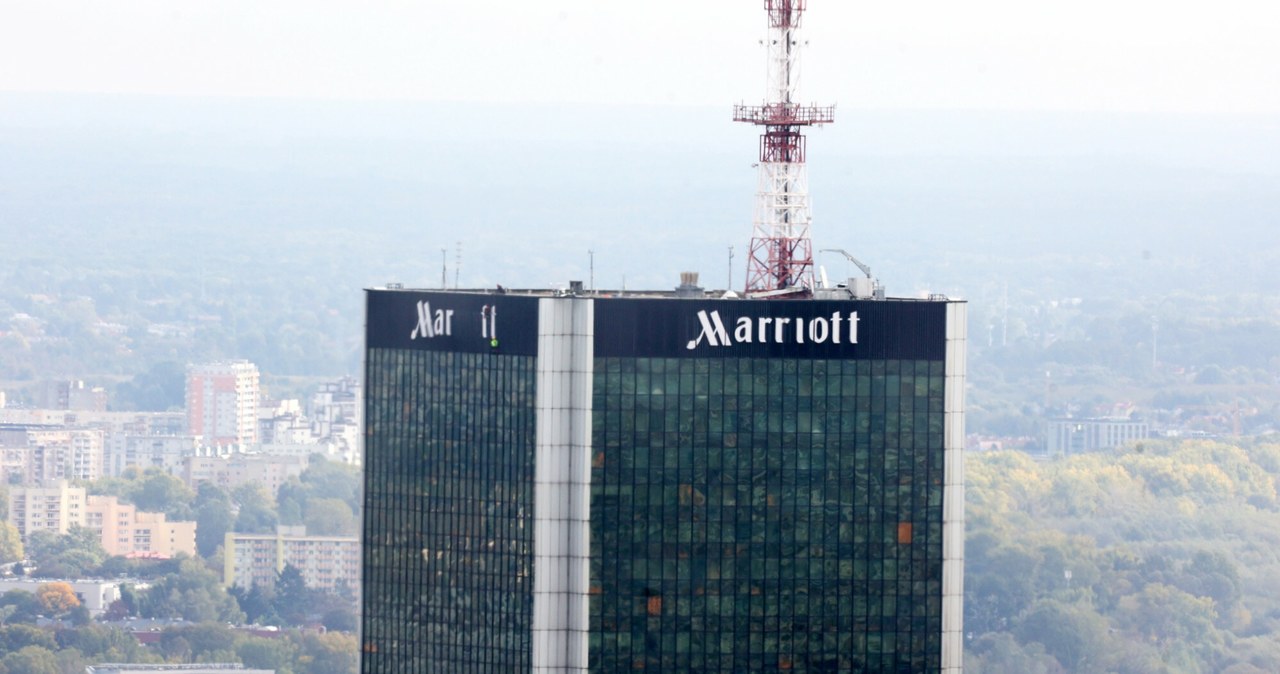 Logo sieci hotelowej Marriott znika z budynku Centrum LIM w sercu Warszawy / WOJCIECH OLKUSNIK  /East News