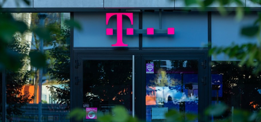 Logo T-Mobile / Arkadiusz Ziolek /East News