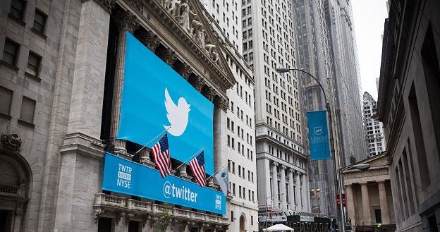 Logo Twittera na budynku NYSE przy Wall Street w Nowym Jorku /AFP