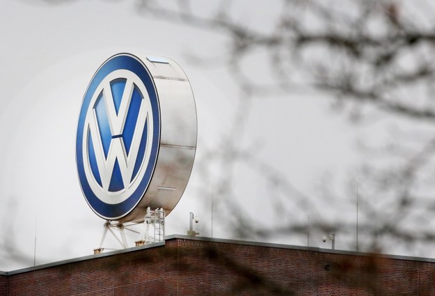Logo Volkswagena na dachu fabryki koncernu w Wolfsburgu /FOCKE STRANGMANN /PAP/EPA